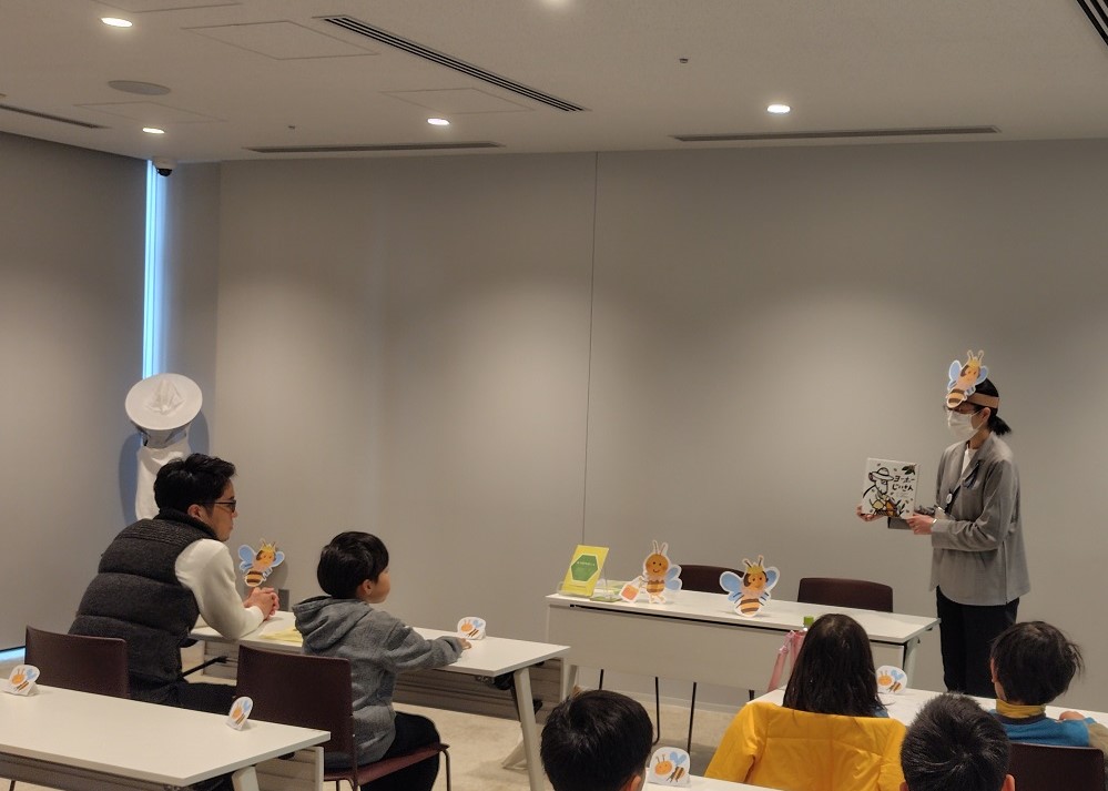 絵本の読み聞かせ