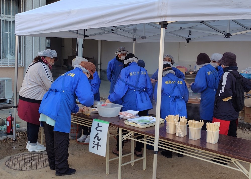 豚汁を作っている様子