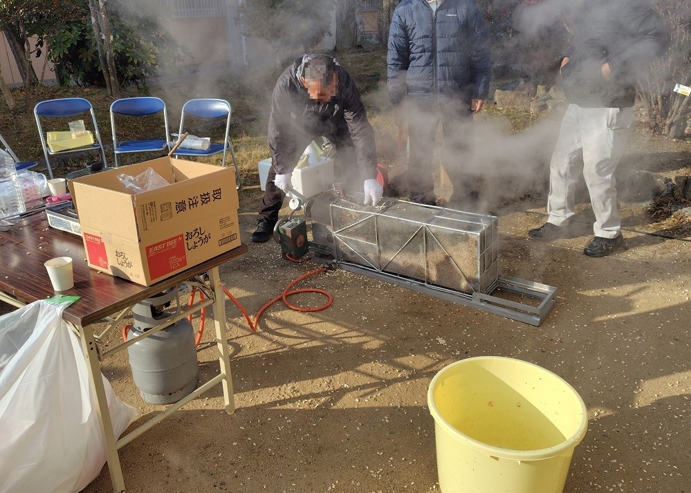 機械でポン菓子づくり