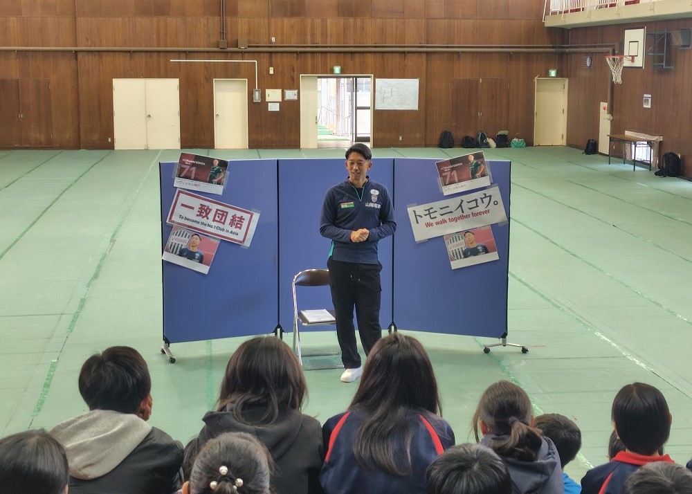 長坂小学校で話す権田選手