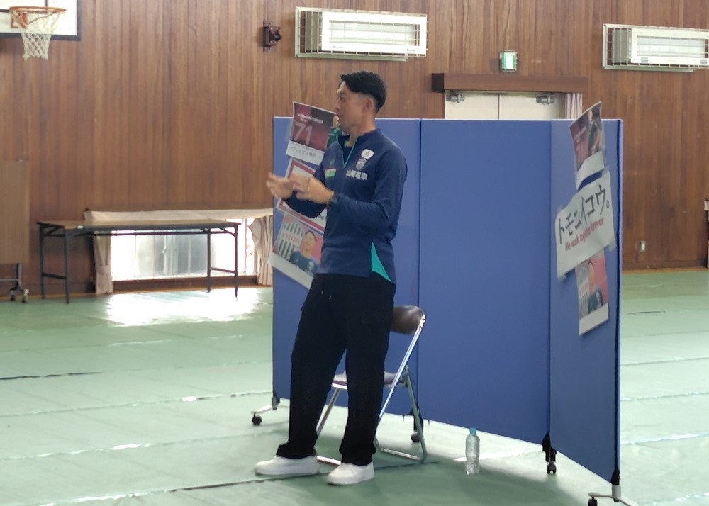 長坂小学校で話す権田選手