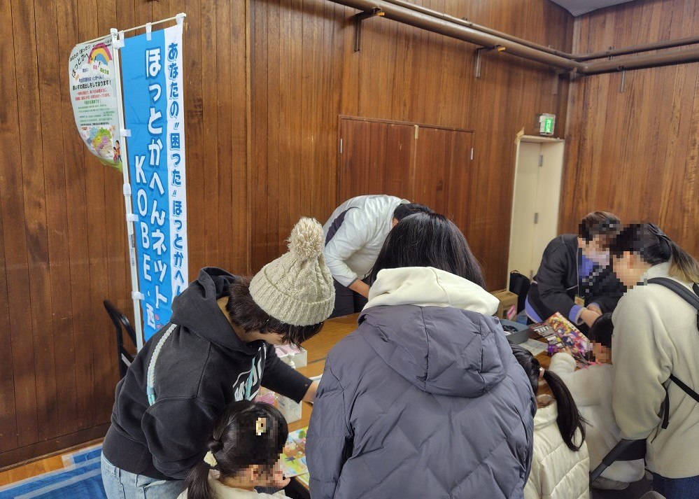 ペーパークラフトをしている様子