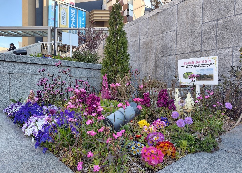 西神中央プレンティ広場のステージにある大きな花壇