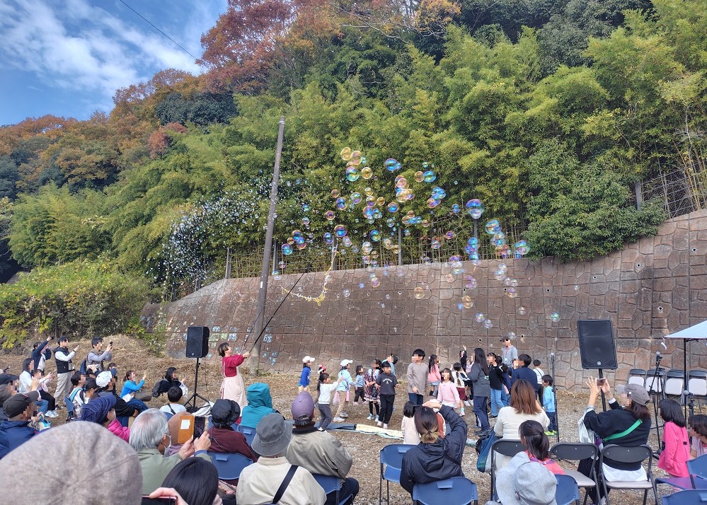 シャボン玉で遊ぶ子供たち