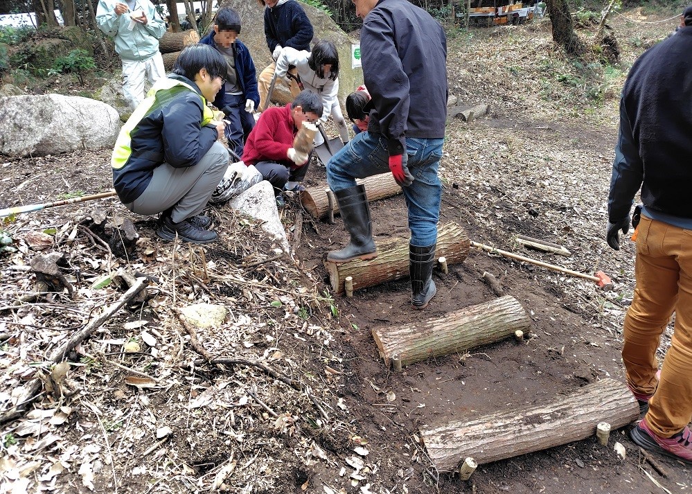 丸太階段づくりの様子