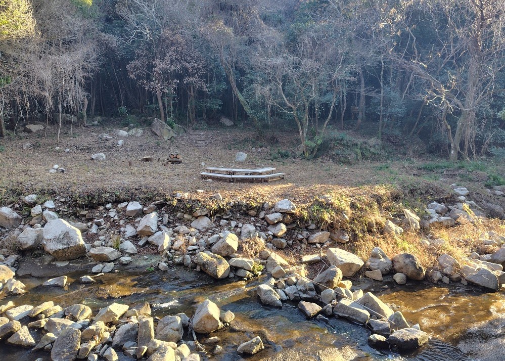 テーブルとベンチ