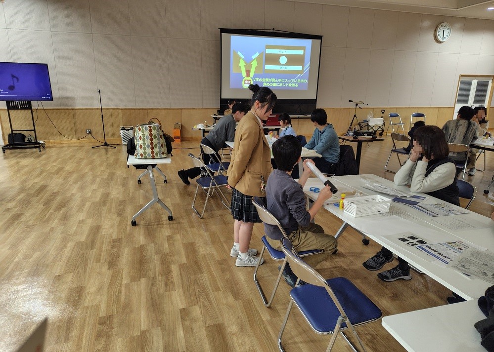 小型望遠鏡を制作している様子