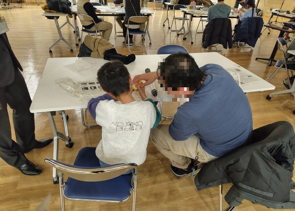 小型望遠鏡を制作している様子