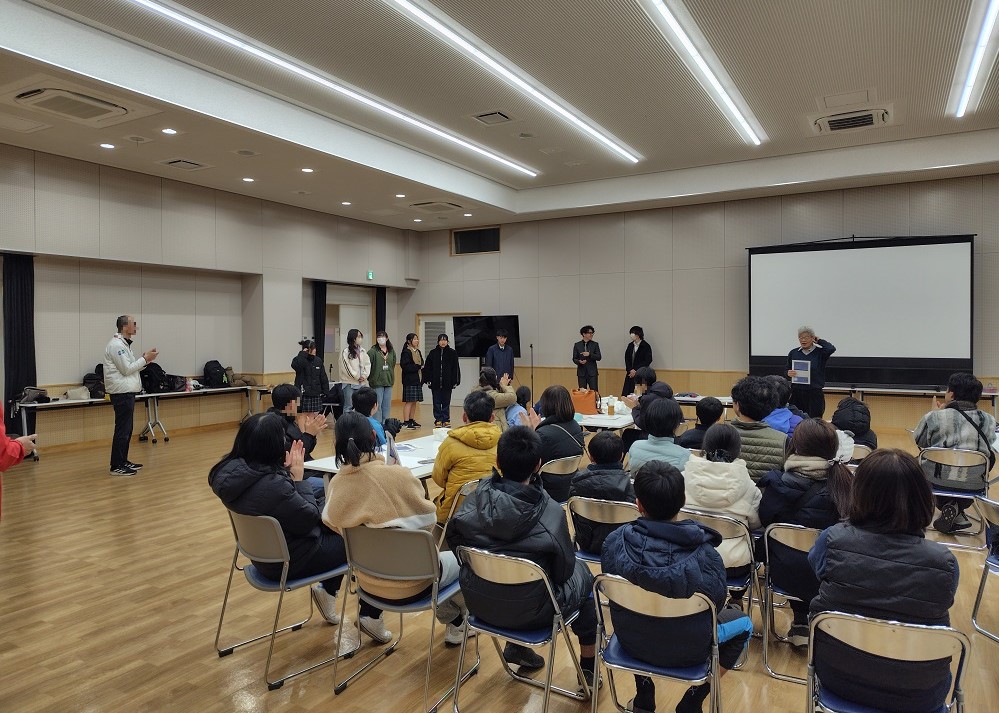 天文気象部顧問の穂積先生から講評・天文現象を説明している様子