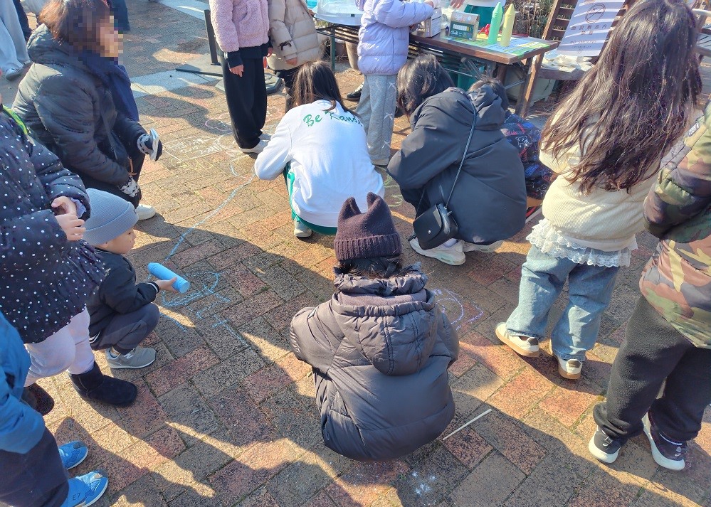 地面に自由に絵を描いている様子