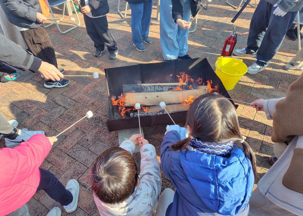マシュマロを焼いている様子