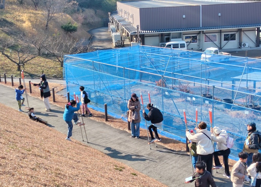 竹馬をしている様子