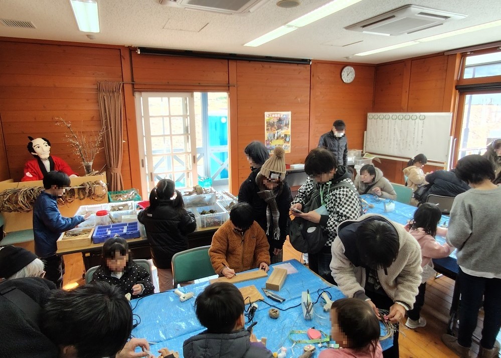 木工を楽しんでいる様子