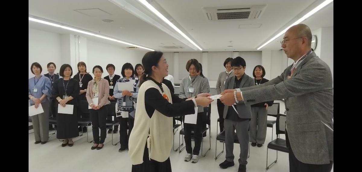 修了証書授与風景