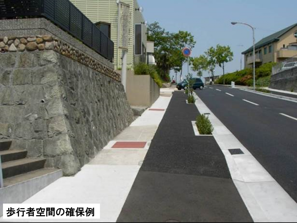 街路樹再整備により歩行者空間を確保した事例の写真