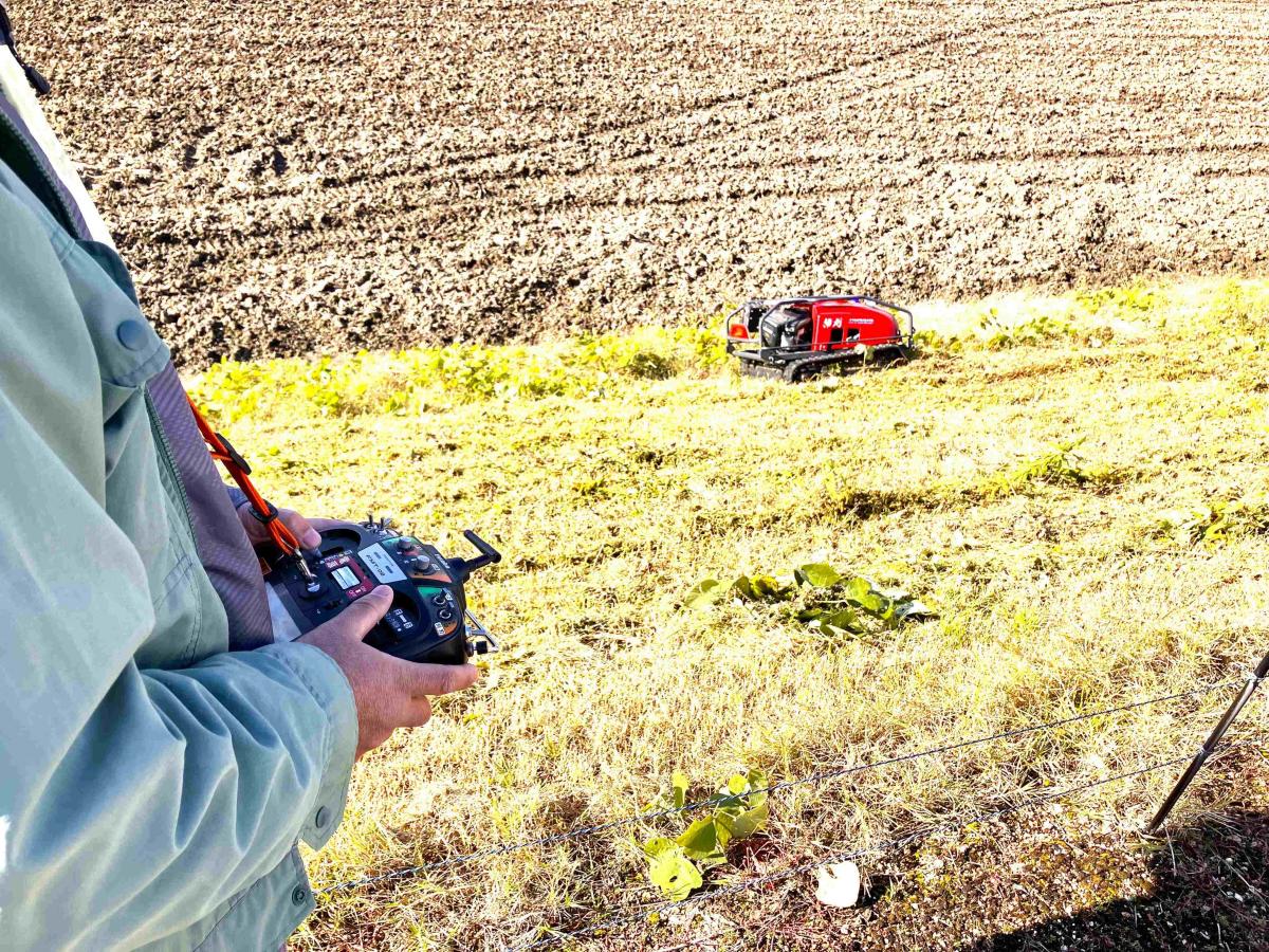 ラジコン草刈り機の写真