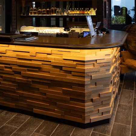 木材をカウンターに活用した事例