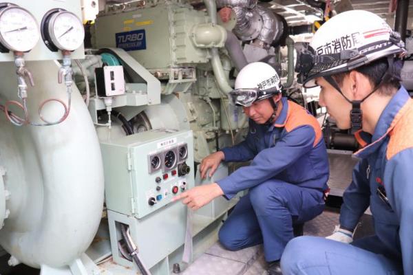 機関長と機関士