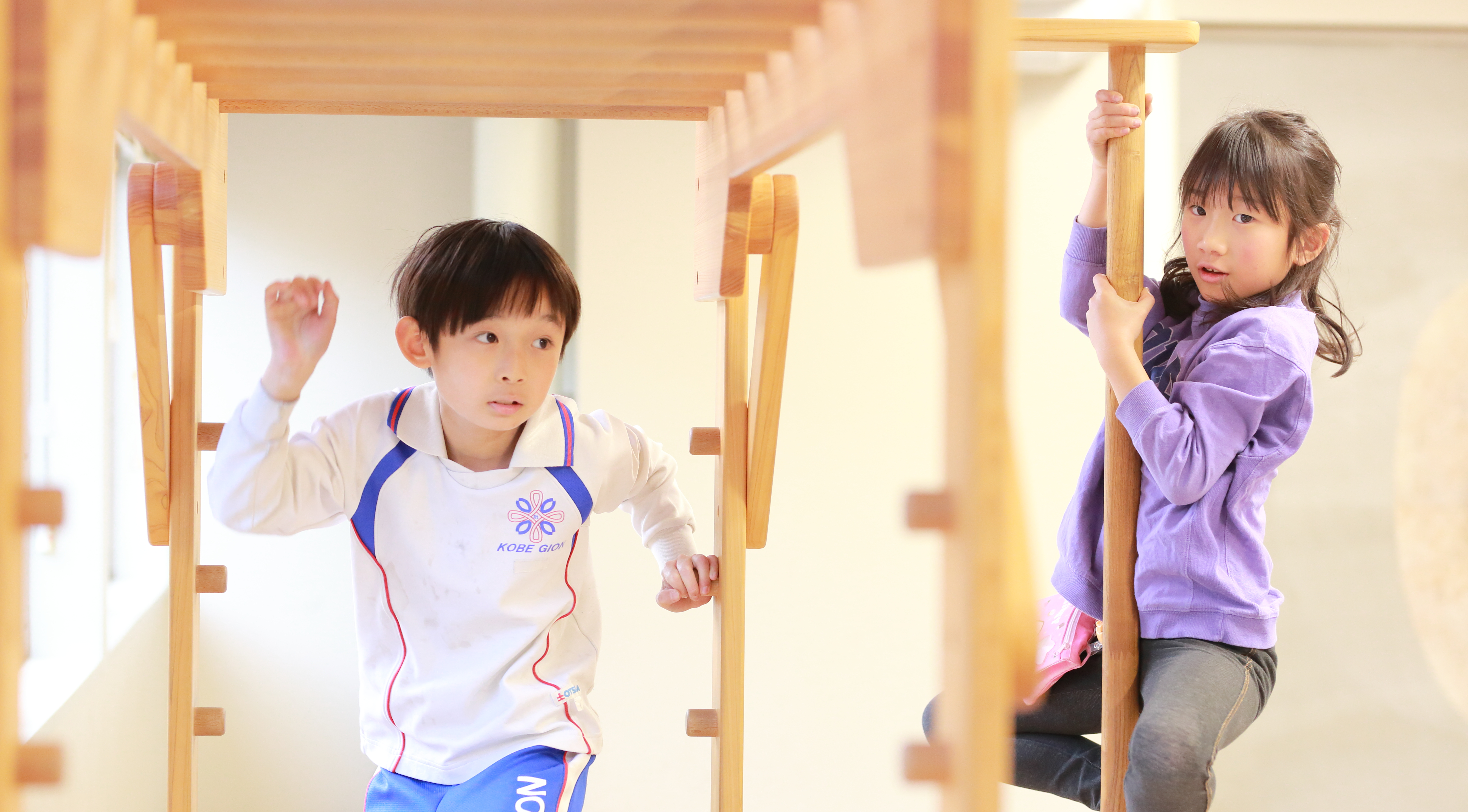 うんていする小学生