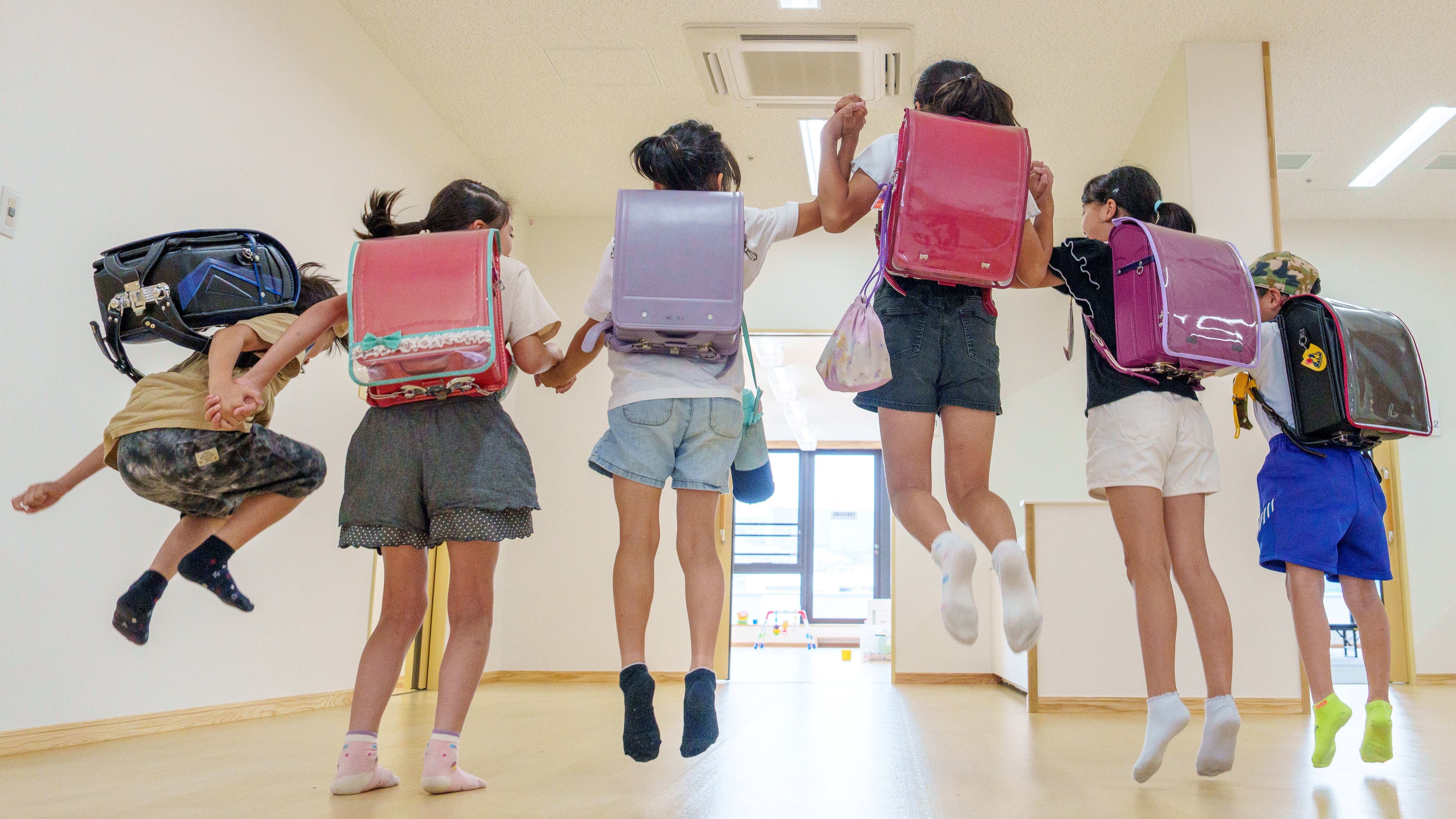 ジャンプしている小学生