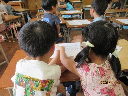 自分の考えを友達と伝え合う児童