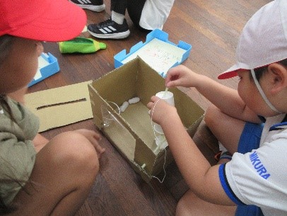 自分で選んだ教材で真剣に取り組む児童