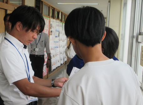 中学①：廊下で教員に質問する生徒