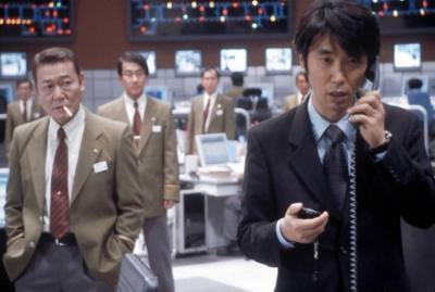 ③真下