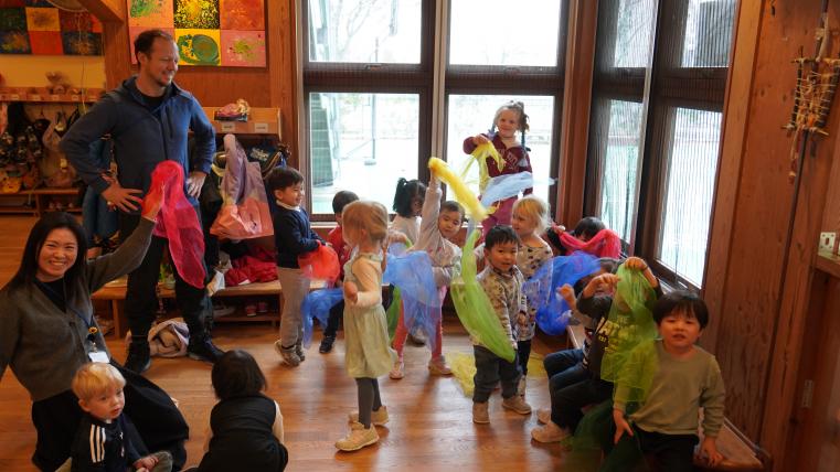 笑顔が印象的な授業風景写真