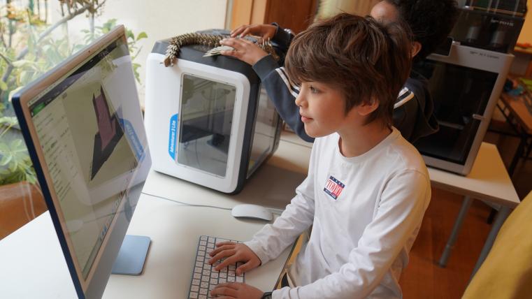 PCでモデリングを行う生徒写真