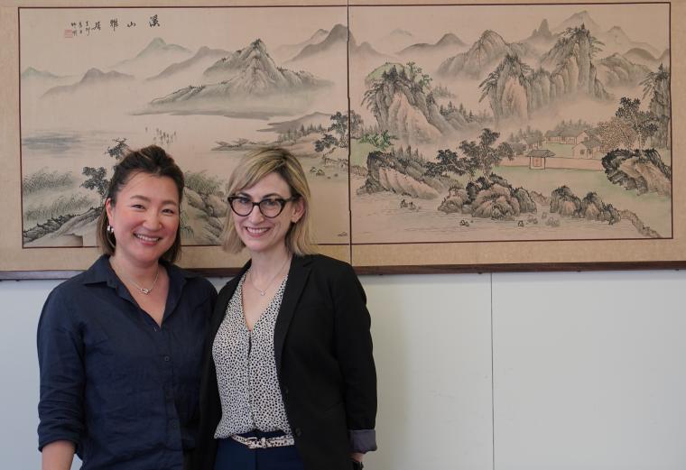 卒業生でもある木村愛さんと学園長リンジー・バーンズさんの写真