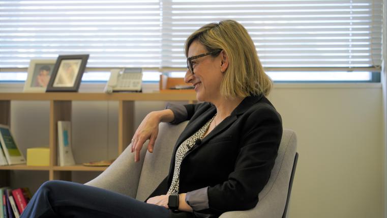 同校の学習環境を説明する学園長リンジー・バーンズさんの写真