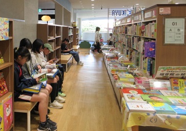 選書会の様子。子供たちが書店内で本を選んでいる。