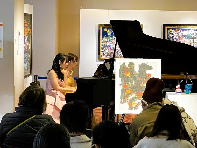 ピアノ演奏画像