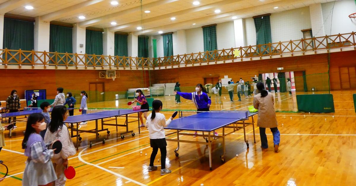 卓球をしている写真