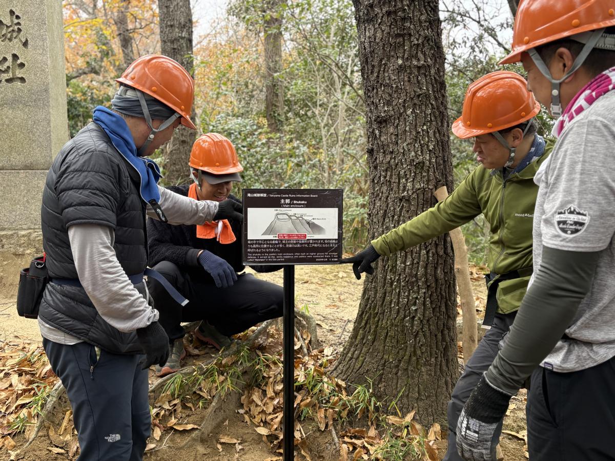 解説板を支柱に取り付け