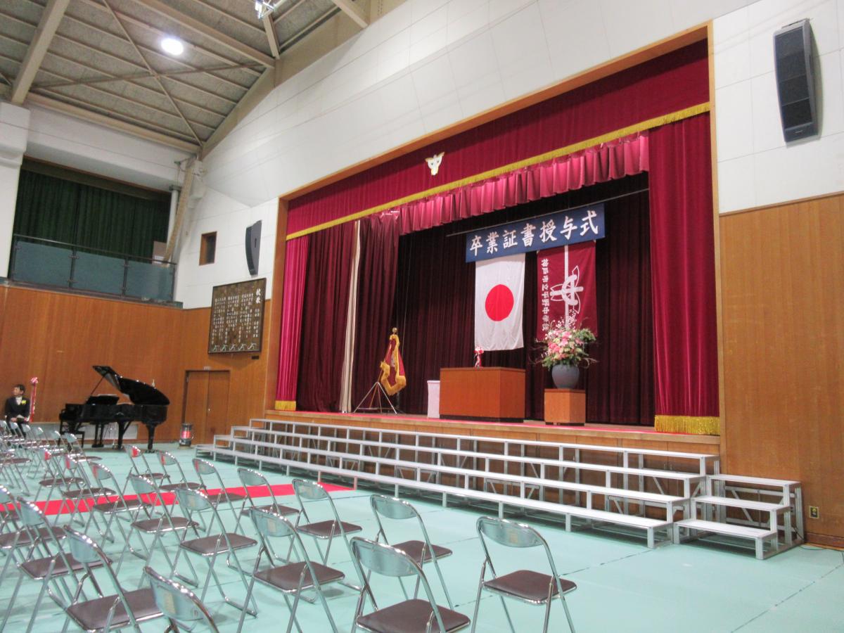 正司教育委員が平野中学の卒業式に出席