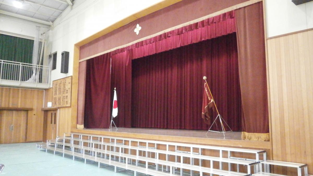 本田教育委員が御蔵小学校の卒業証書授与式に参列