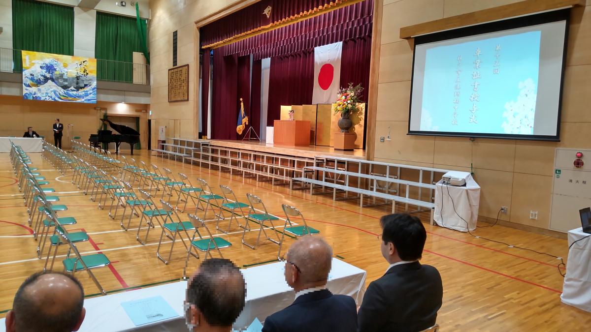 山下委員が湊翔楠中学校の卒業式に参列