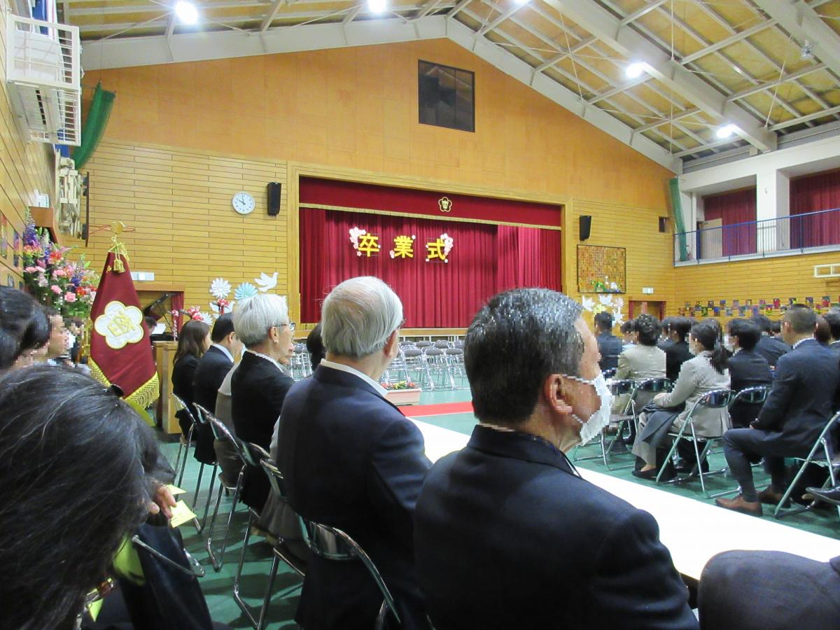 山下教育委員が本山第三小学校の卒業式に参列