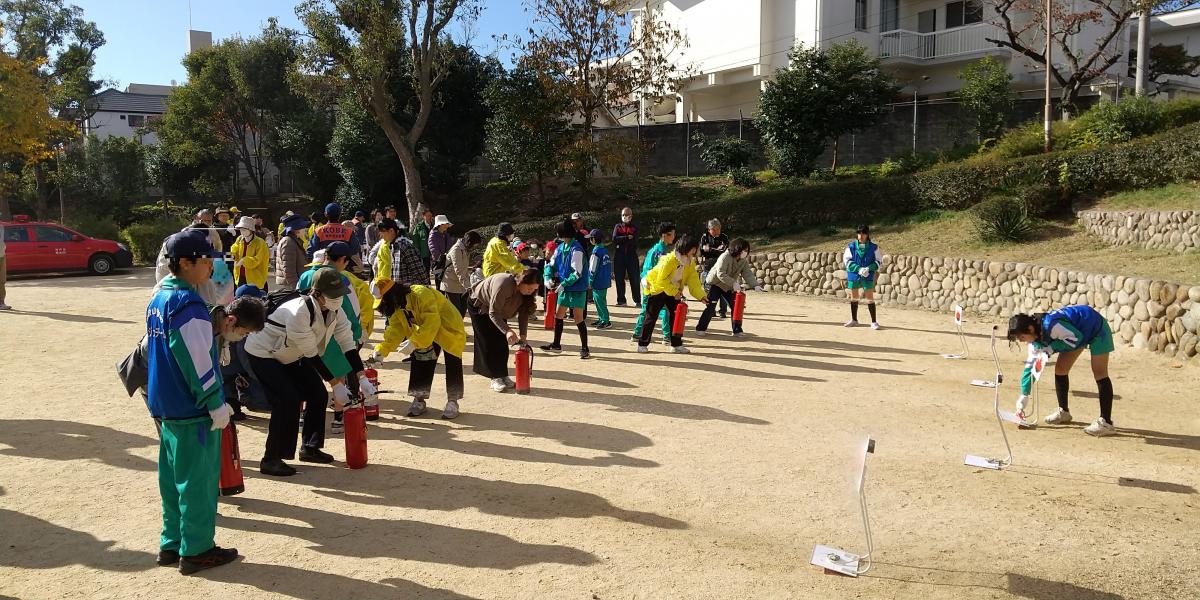 防災ジュニアが指導する水消火器訓練