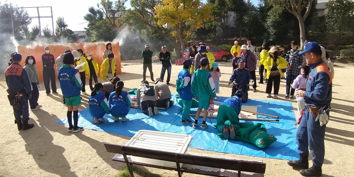 防災ジュニアが指導する担架搬送訓練