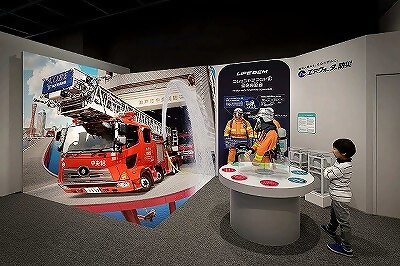 目印は赤い大きな消防車と消防士さんです。