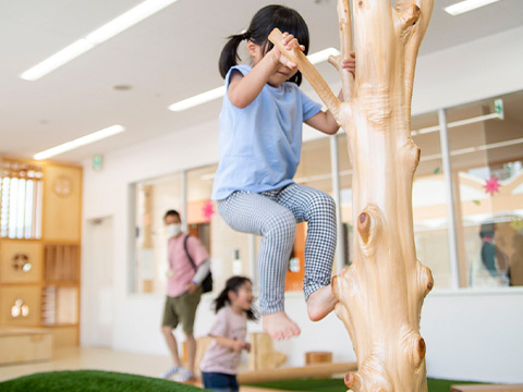 写真：屋内施設で遊ぶ子どもたち