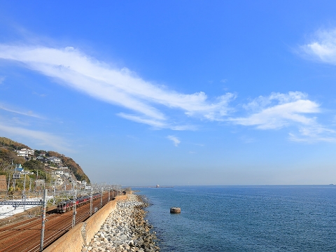 写真:海辺を走る電車