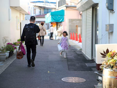 写真:道を歩く住民