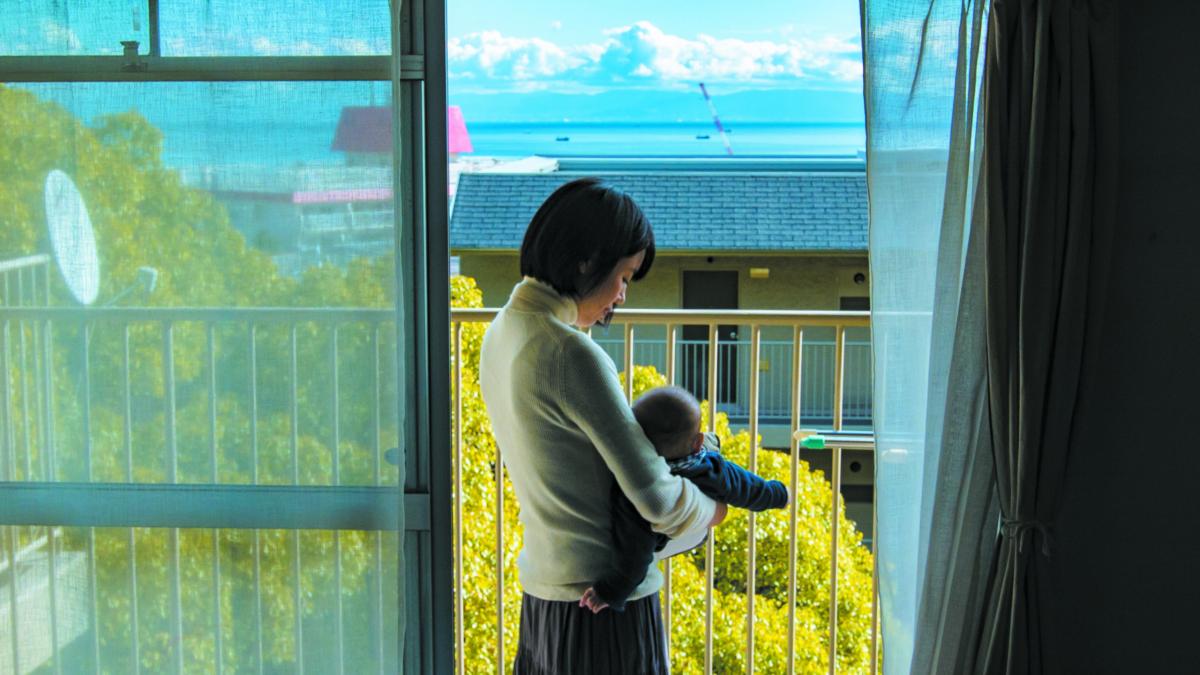 写真:家の窓から海が見える様子