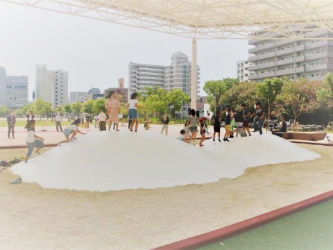 写真：公園で遊ぶ子どもたち