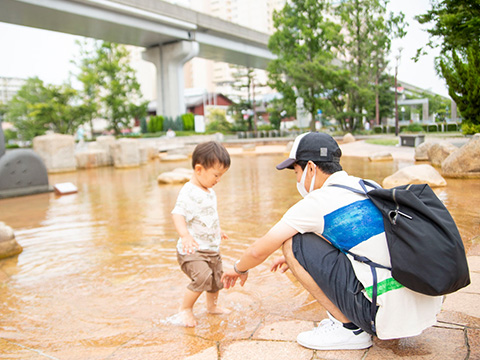 写真：駅周辺で遊ぶ親子