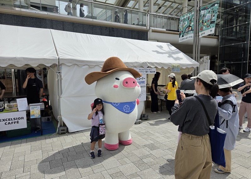 ウエストンと一緒に写真を撮る様子